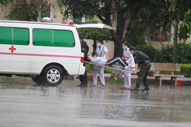 Sinh viên Cảnh sát trình diễn bắn súng, giải cứu con tin trong cơn mưa tầm tã - Ảnh minh hoạ 13